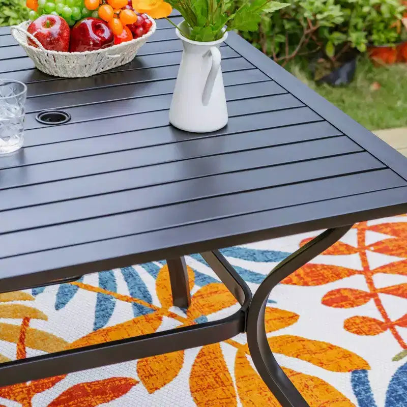 Table à manger carrée rayée 5 pièces en métal, d'intérieur/extérieur, 94 cm, avec fauteuils et trou de parasol de 4 cm – Captiva Designs