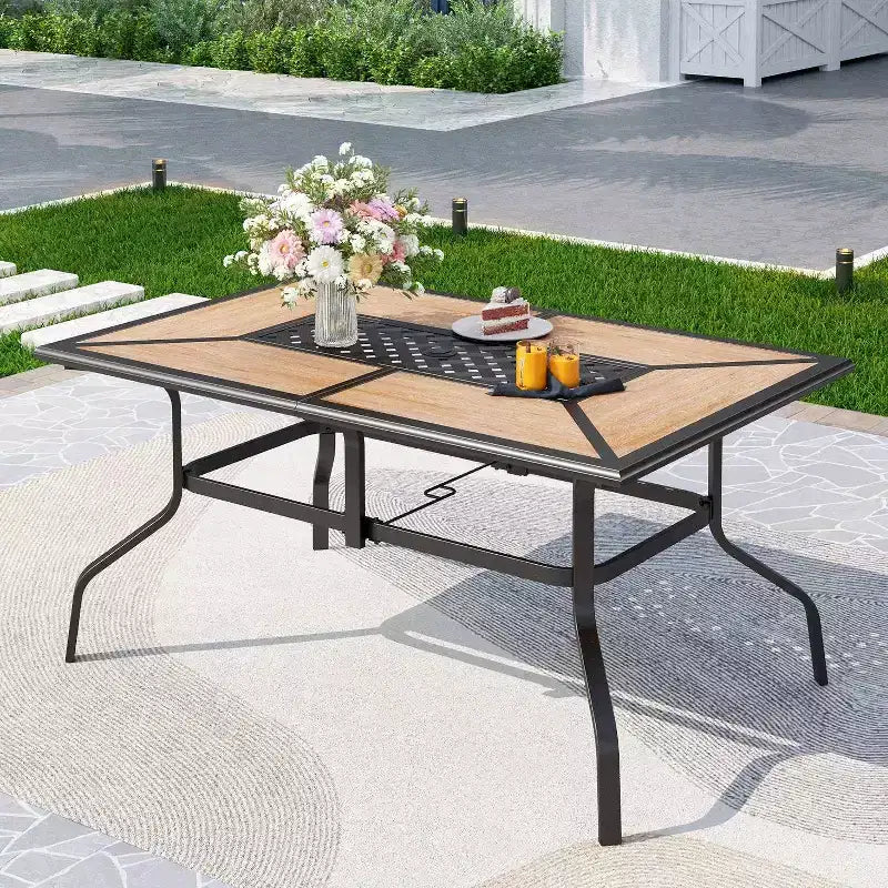 Ensemble repas de patio 7 pièces en métal avec table rectangulaire en métal de 152 x 94 cm et chaises pivotantes rembourrées - Captiva Designs