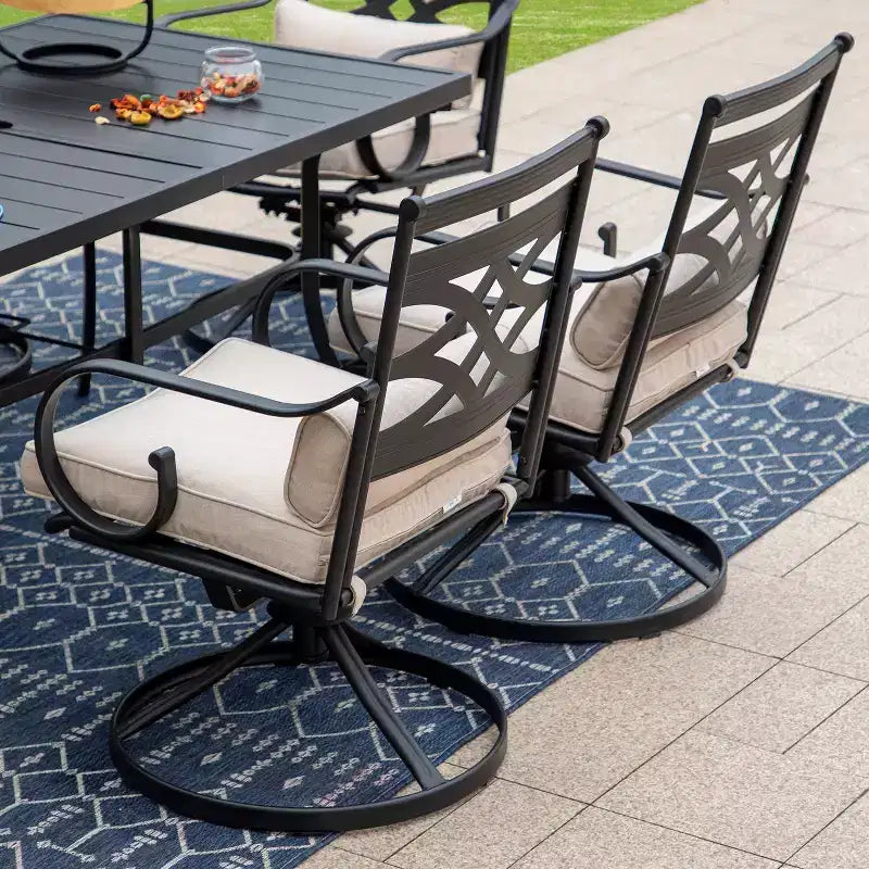 Ensemble de salle à manger d'extérieur 5 pièces avec chaises pivotantes avec coussins d'assise et de dossier épais et plateau de table carré en faux bois avec trou pour parasol - Captiva Designs