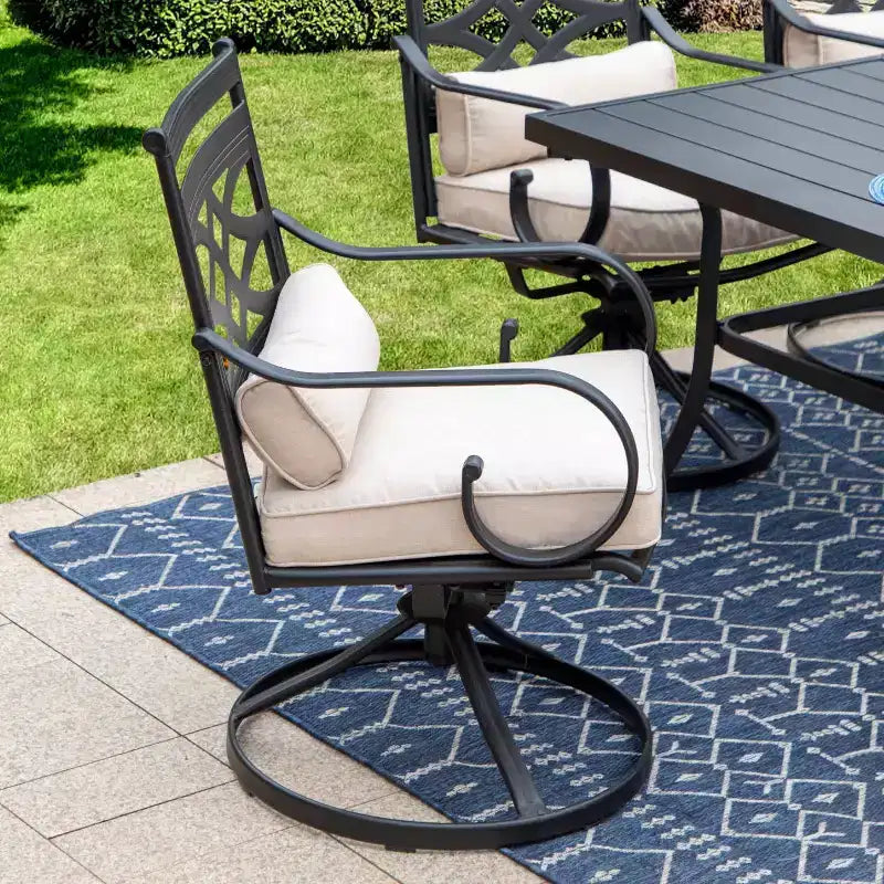 Ensemble de salle à manger d'extérieur 5 pièces avec chaises pivotantes avec coussins d'assise et de dossier épais et plateau de table carré en faux bois avec trou pour parasol - Captiva Designs