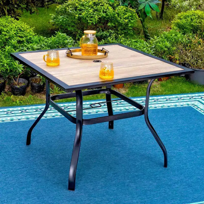 Ensemble de salle à manger d'extérieur 5 pièces avec chaises pivotantes avec coussins d'assise et de dossier épais et plateau de table carré en faux bois avec trou pour parasol - Captiva Designs