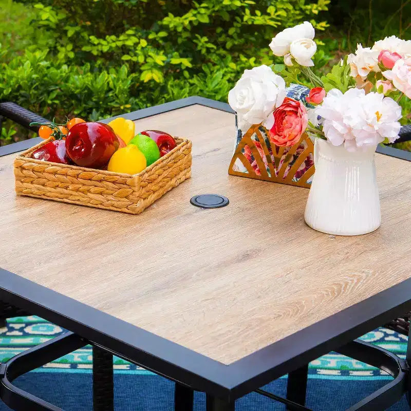 Ensemble de salle à manger d'extérieur 5 pièces avec chaises pivotantes avec coussins d'assise et de dossier épais et plateau de table carré en faux bois avec trou pour parasol - Captiva Designs
