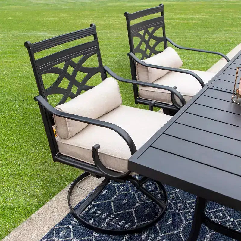 Ensemble de salle à manger d'extérieur 5 pièces avec chaises pivotantes avec coussins d'assise et de dossier épais et plateau de table carré en faux bois avec trou pour parasol - Captiva Designs