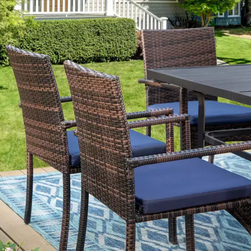 Ensemble de salle à manger 5 pièces avec table ronde et chaises en rotin - Captiva Designs : Résistant aux intempéries, trou pour parasol