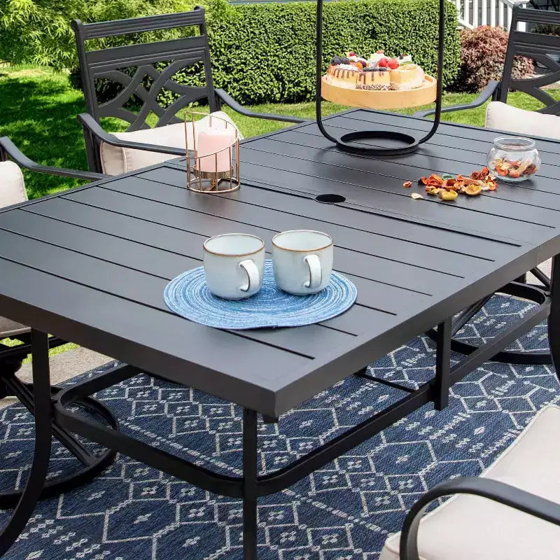 Ensemble de salle à manger d'extérieur 7 pièces avec chaises pivotantes et coussins et table en acier avec trou pour parasol - Captiva Designs