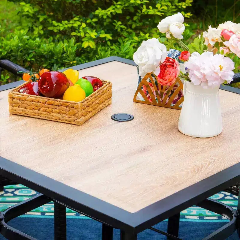Ensemble de patio 5 pièces avec table carrée et chaises à bras pivotantes en acier à 360° - Captiva Designs