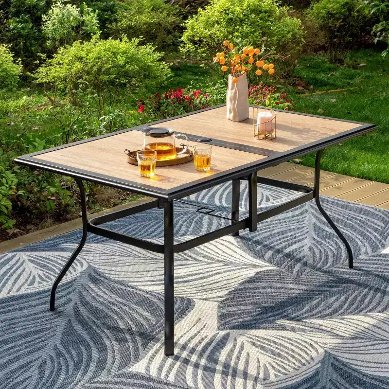 Ensemble de salle à manger d'extérieur 7 pièces Captiva Designs, table en faux bois et acier avec trou pour parasol et chaises à bras en textilène