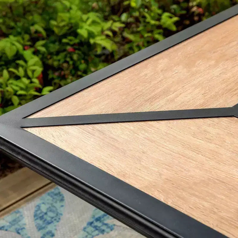 Ensemble repas d'extérieur 7 pièces avec chaises pivotantes et table en similibois/métal avec trou pour parasol - Captiva Designs : structure en acier thermolaqué
