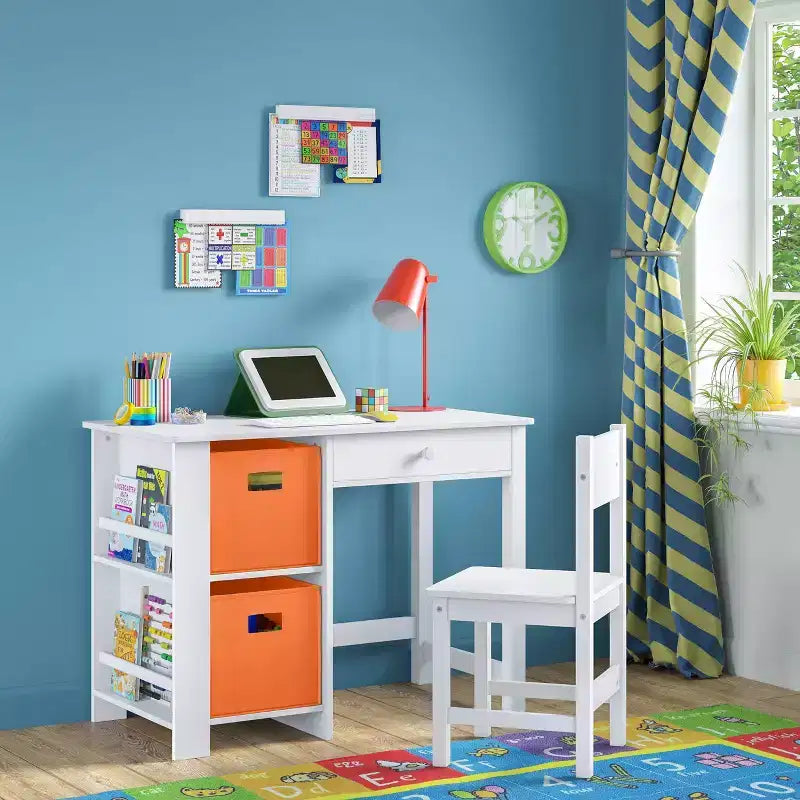 Ensemble bureau et chaise pour enfants RiverRidge avec 2 casiers de rangement pour l'art et 2 étagères latérales, blanc avec 2 barres magnétiques d'affichage d'œuvres d'art