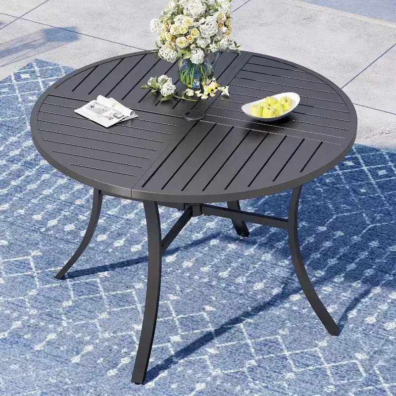 Ensemble de salle à manger d'extérieur Captiva Designs avec table en acier à lattes et chaises en métal avec coussins