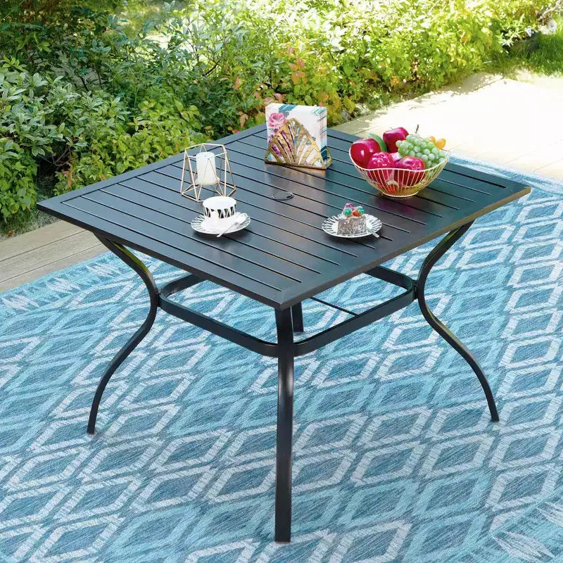 Ensemble de salle à manger d'extérieur Captiva Designs avec table en acier à lattes et chaises en métal avec coussins