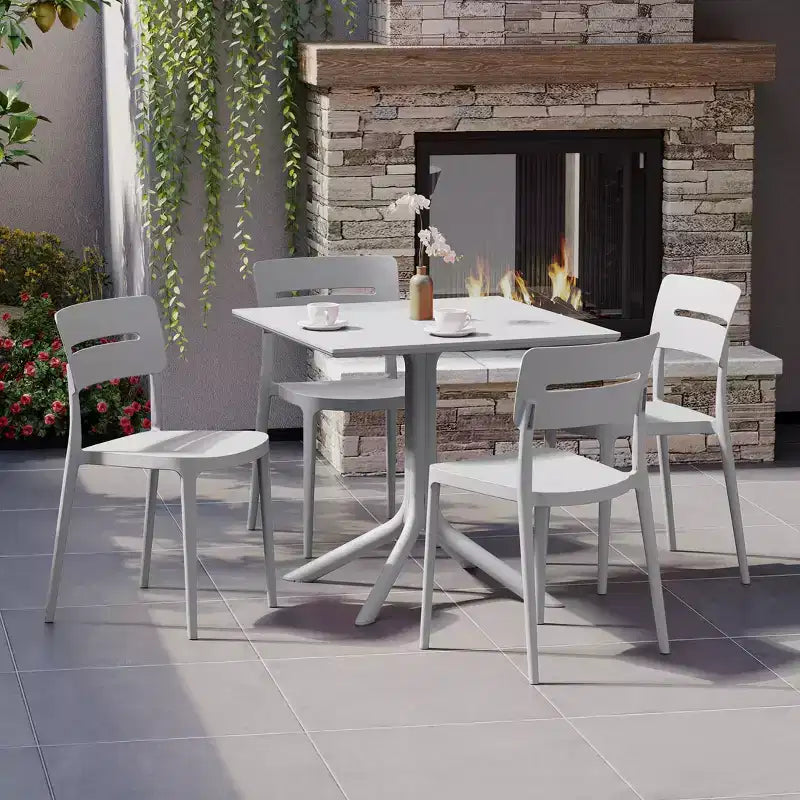Ensemble table de salle à manger d'extérieur WestinTrends Playa Modern 5 pièces en résine avec chaises empilables
