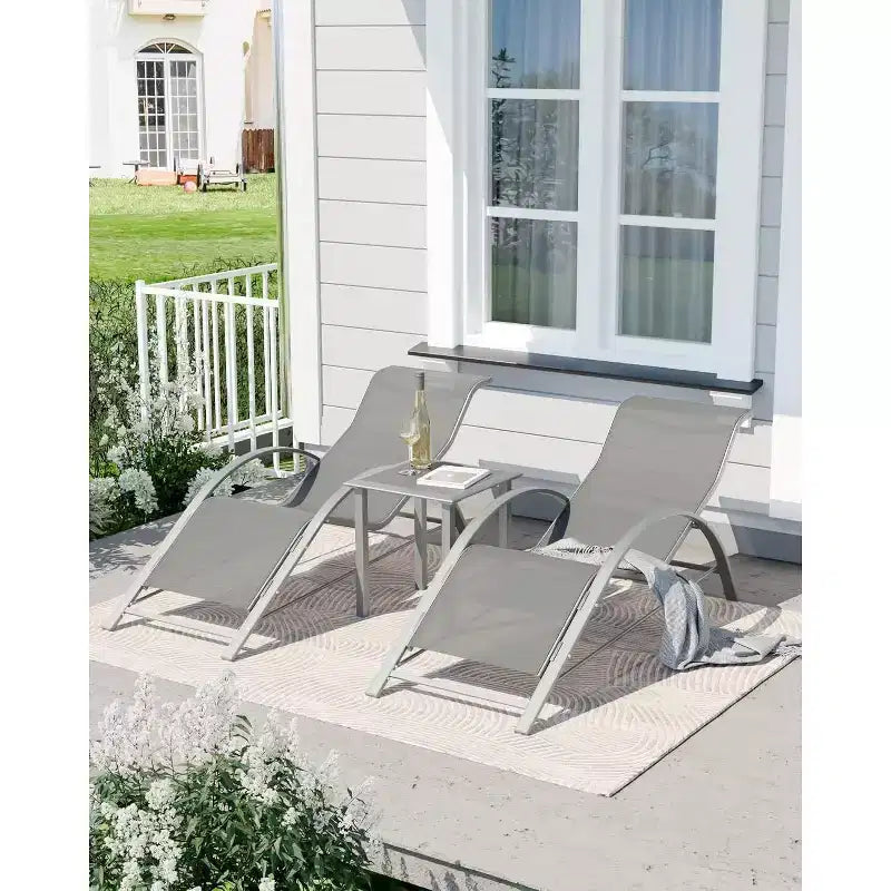 Ensemble de 3 chaises longues de patio, chaises longues d'extérieur pour piscine/plage avec accoudoirs et table d'appoint, pour le bord de la piscine, le jardin