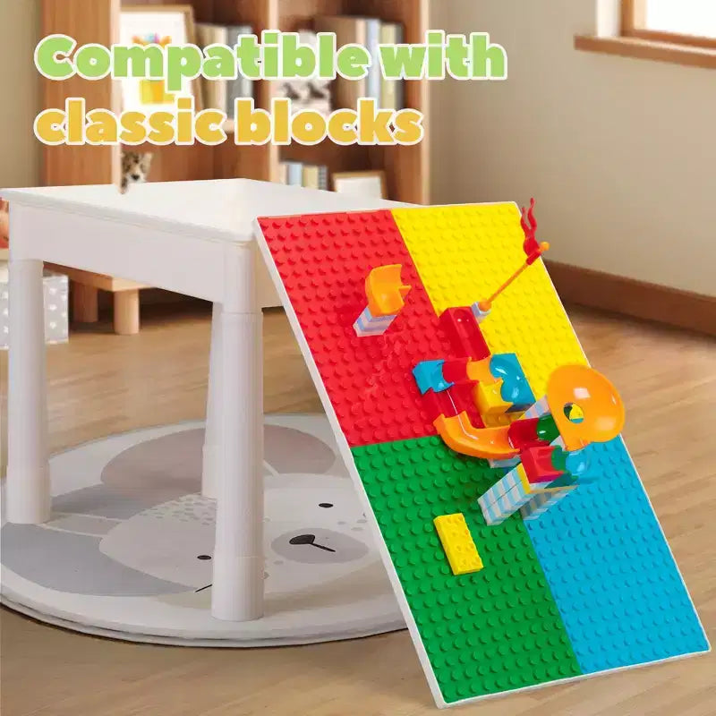 Sandinrayli Table d'activités pour enfants avec 2 chaises et 100 gros blocs, compatible avec les blocs classiques, table à eau/sable et blocs de construction pour tout-petits (Couleurs primaires)