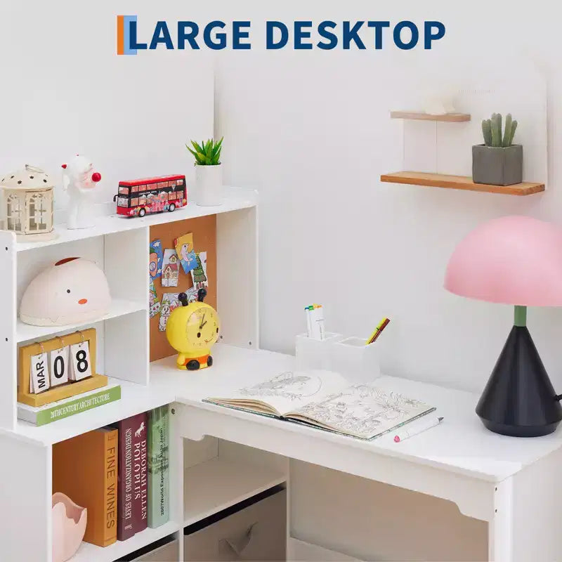 Ensemble table et chaises d'angle pour enfants, bureau d'étude pour enfants en forme de L, avec tableau d'affichage, bibliothèque ouverte, armoire de rangement et tiroir en tissu.