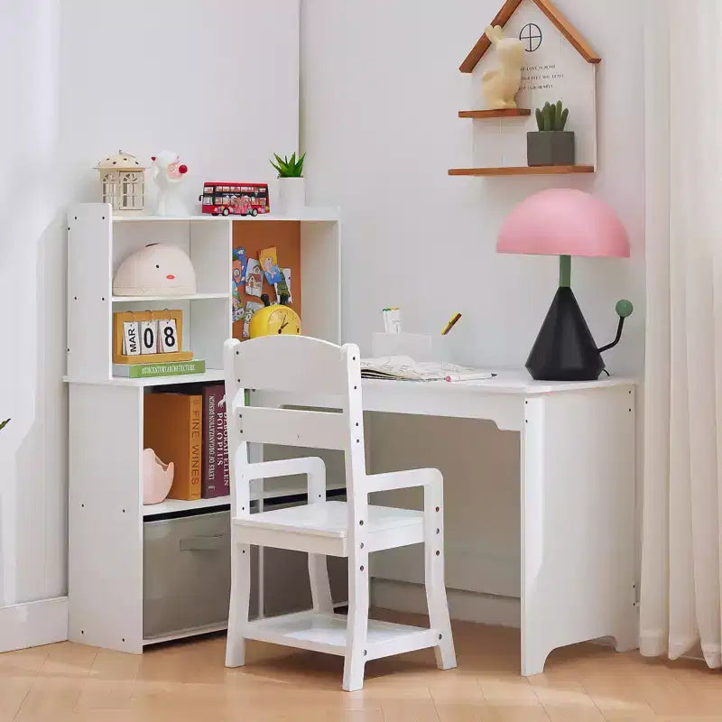 Ensemble table et chaises d'angle pour enfants, bureau d'étude pour enfants en forme de L, avec tableau d'affichage, bibliothèque ouverte, armoire de rangement et tiroir en tissu.