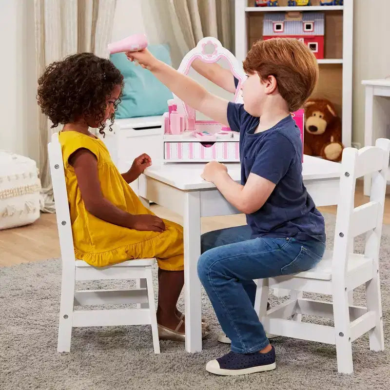 Ensemble de mobilier de salle de jeux Melissa & Doug en bois pour enfants, table et 2 chaises - Blanc : Surface carrée, ensemble de 3 pièces