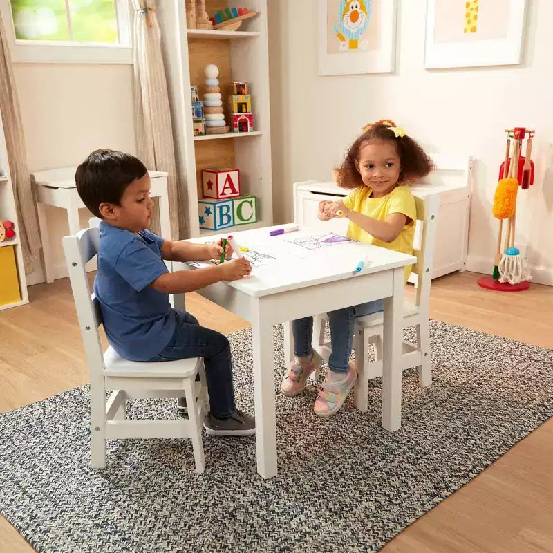 Ensemble de mobilier de salle de jeux Melissa & Doug en bois pour enfants, table et 2 chaises - Blanc : Surface carrée, ensemble de 3 pièces