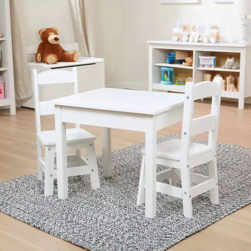 Ensemble de mobilier de salle de jeux Melissa & Doug en bois pour enfants, table et 2 chaises - Blanc : Surface carrée, ensemble de 3 pièces