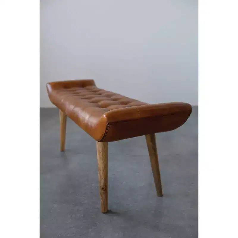 Banc en cuir de chèvre Tobacco : Cadre en bois de manguier, repose-pieds rectangulaire rembourré, assemblage par un adulte