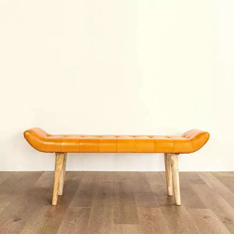 Banc en cuir de chèvre Tobacco : Cadre en bois de manguier, repose-pieds rectangulaire rembourré, assemblage par un adulte