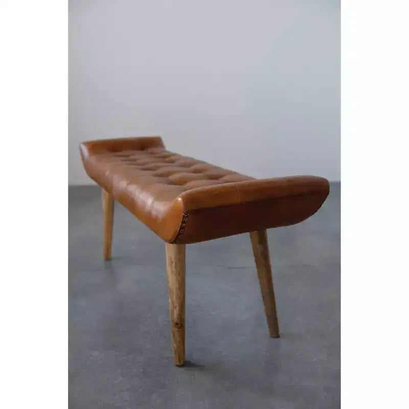 Banc en cuir de chèvre Tobacco : Cadre en bois de manguier, repose-pieds rectangulaire rembourré, assemblage par un adulte