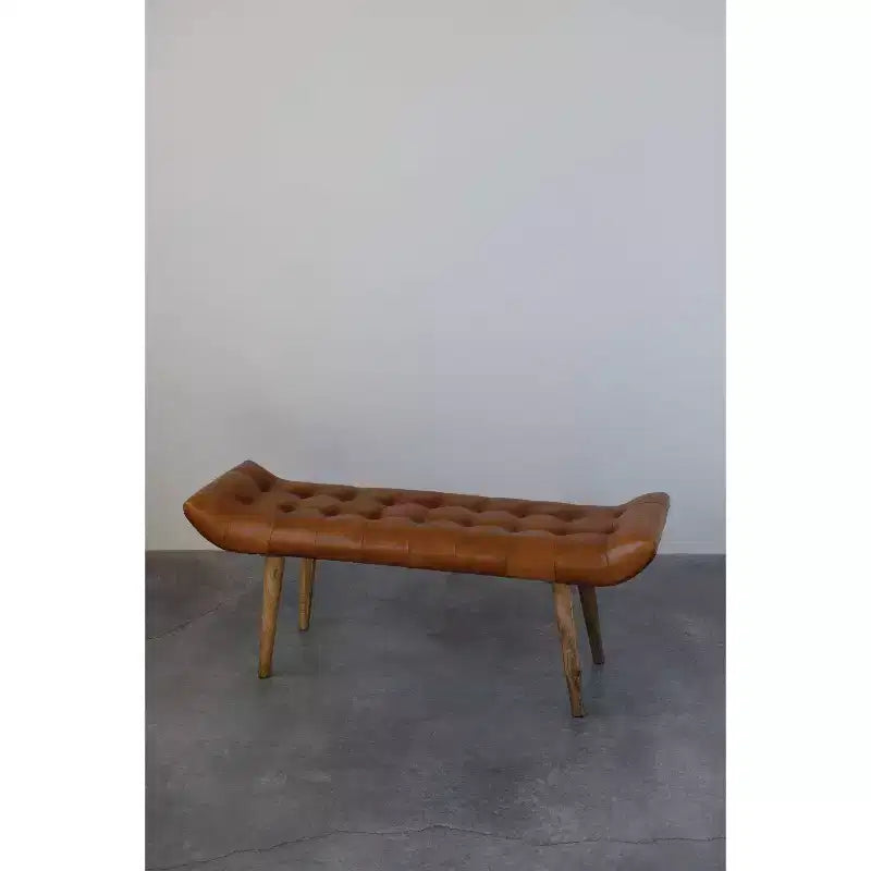 Banc en cuir de chèvre Tobacco : Cadre en bois de manguier, repose-pieds rectangulaire rembourré, assemblage par un adulte