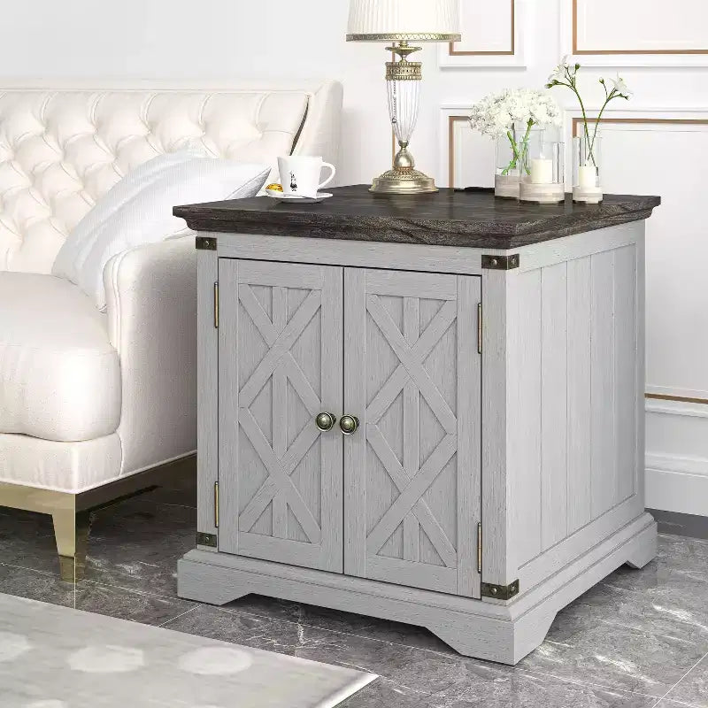Table d'appoint 2 portes grise : style rustique, prises USB/CA intégrées, étagère réglable