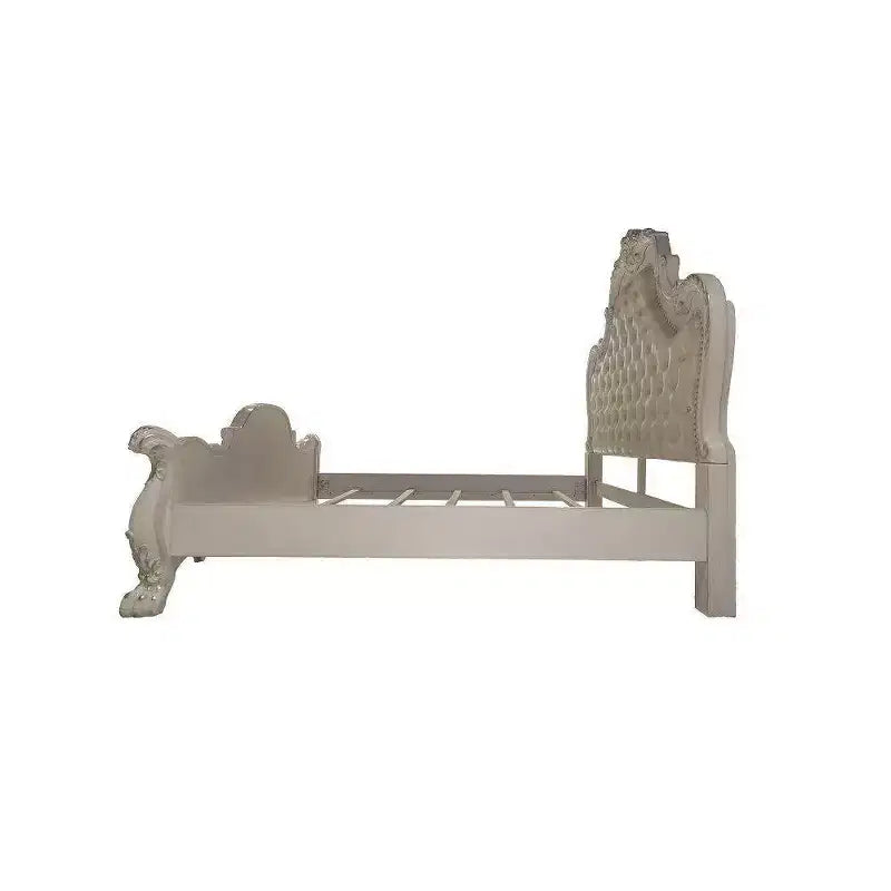Grand lit double 92" avec sculptures de style rococo et similicuir