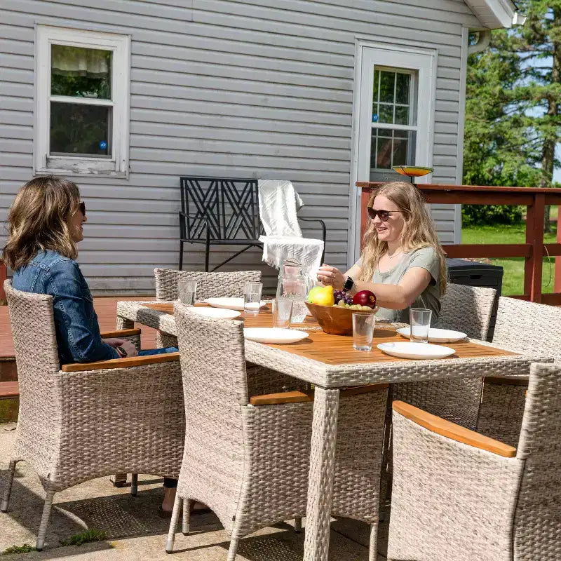 Sunnydaze Ensemble de salle à manger d'extérieur Foxford en rotin et bois d'acacia avec table, chaises et coussins d'assise – Gris – 7 pièces