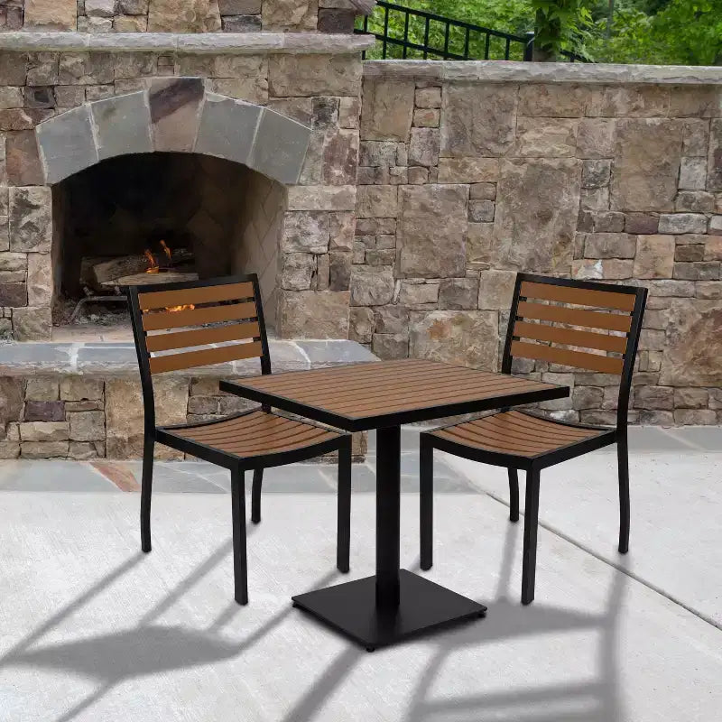 Ensemble table de bistrot d'extérieur Flash Furniture Lark avec 2 chaises et lattes en poly imitation teck