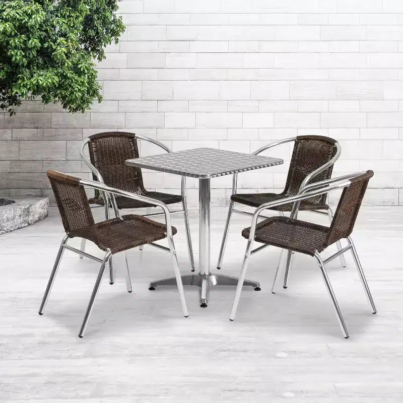 Ensemble de table de jardin et patio Emma et Oliver carrée en aluminium de 23,5 po avec 4 chaises en rotin