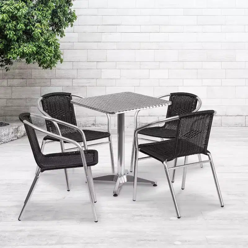 Ensemble de table de jardin et patio Emma et Oliver carrée en aluminium de 23,5 po avec 4 chaises en rotin