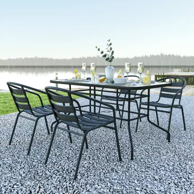 Ensemble table et 4 chaises de patio 5 pièces Emma et Oliver avec table rectangulaire en métal 80x140 cm avec plateau en verre trempé et 4 chaises empilables en aluminium noir