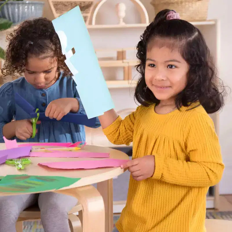 Ensemble Table et Chaises Nordiques Guidecraft pour Enfants : Table d'Activité Ronde en Bois pour Salle de Jeux et Salle de Classe pour Tout-Petits avec 4 Tabourets
