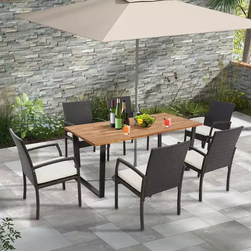 Ensemble de salle à manger Costway 7 pièces en rotin pour patio, table en bois d'acacia, 6 chaises en osier avec trou pour parasol