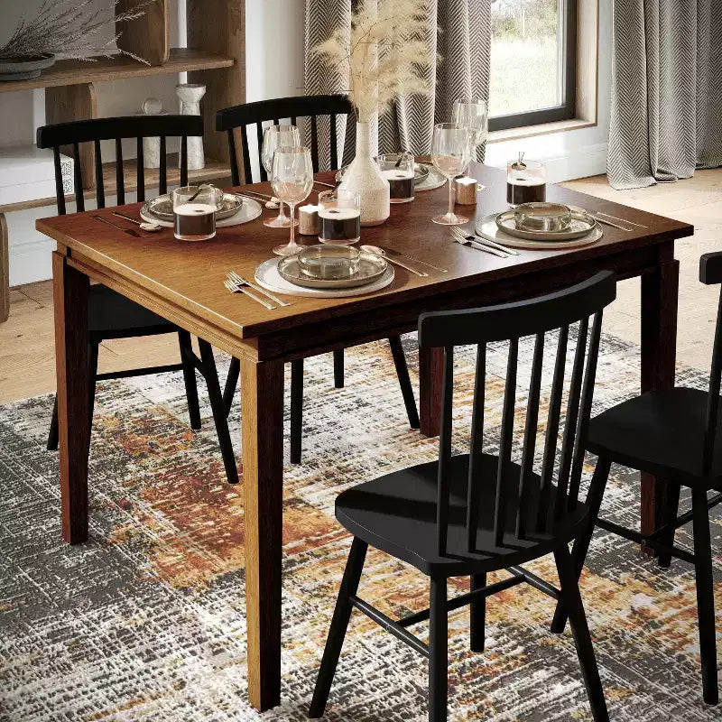 Table à manger en bois avec pieds coniques