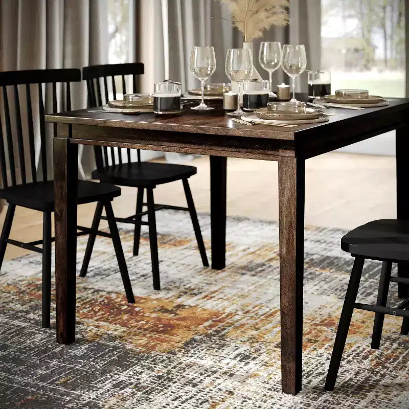 Table à manger en bois avec pieds coniques