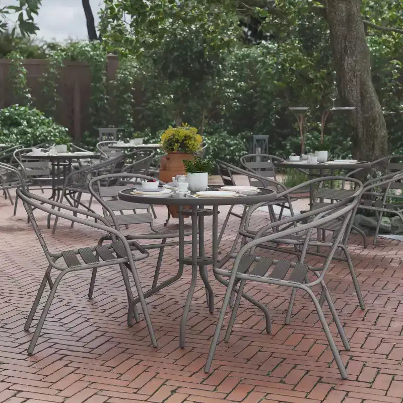 Flash Furniture Lila Ensemble table ronde en verre de 31,5 po avec 4 chaises empilables en aluminium à lattes métalliques