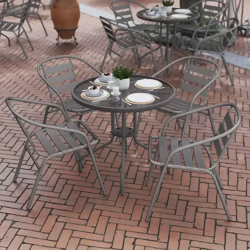 Flash Furniture Lila Ensemble table ronde en verre de 31,5 po avec 4 chaises empilables en aluminium à lattes métalliques