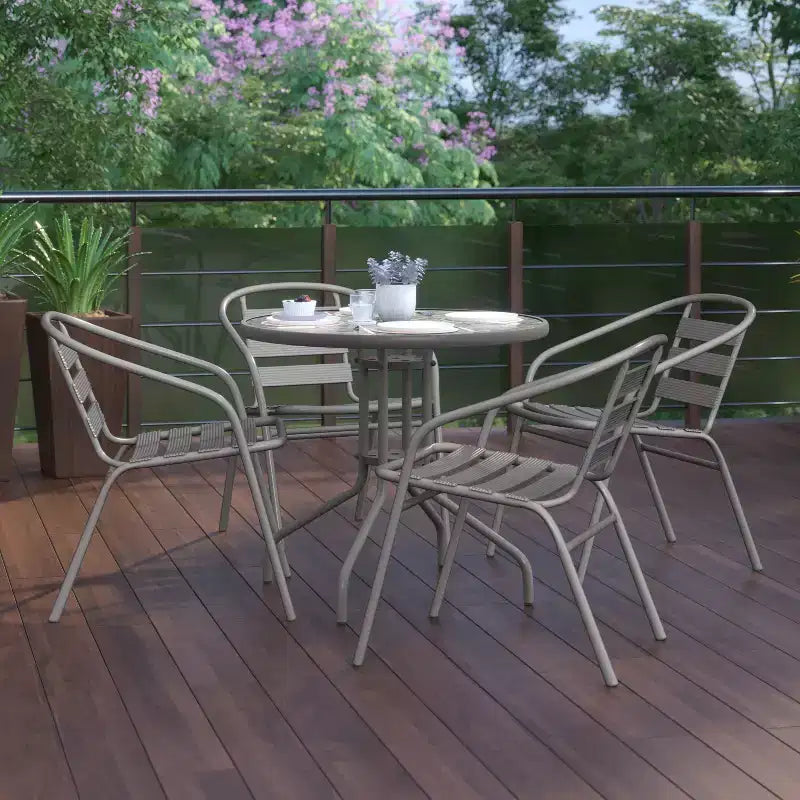 Flash Furniture Lila Ensemble table ronde en verre de 31,5 po avec 4 chaises empilables en aluminium à lattes métalliques