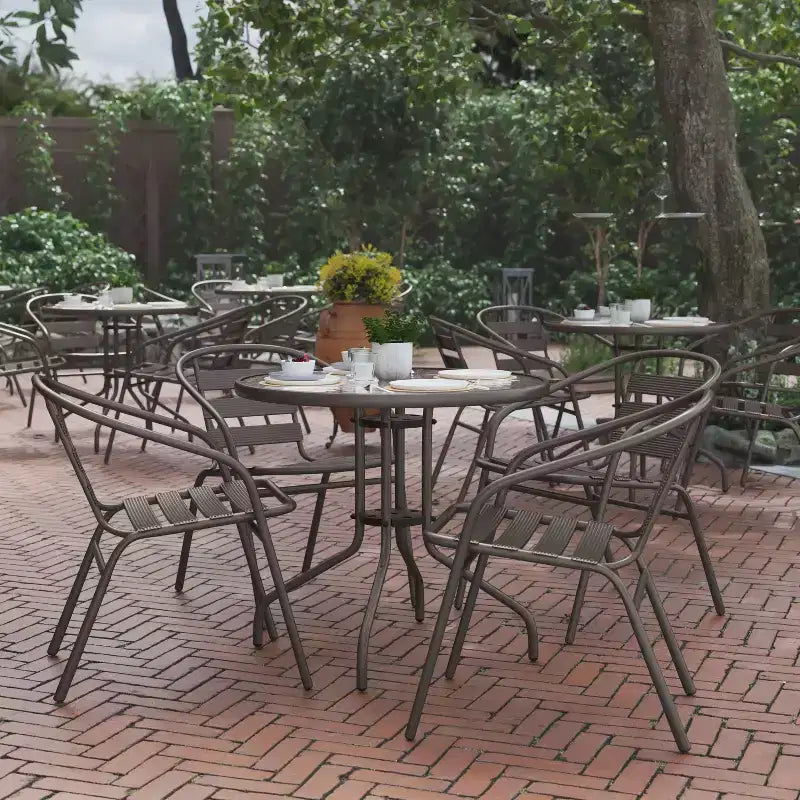 Flash Furniture Lila Ensemble table ronde en verre de 31,5 po avec 4 chaises empilables en aluminium à lattes métalliques