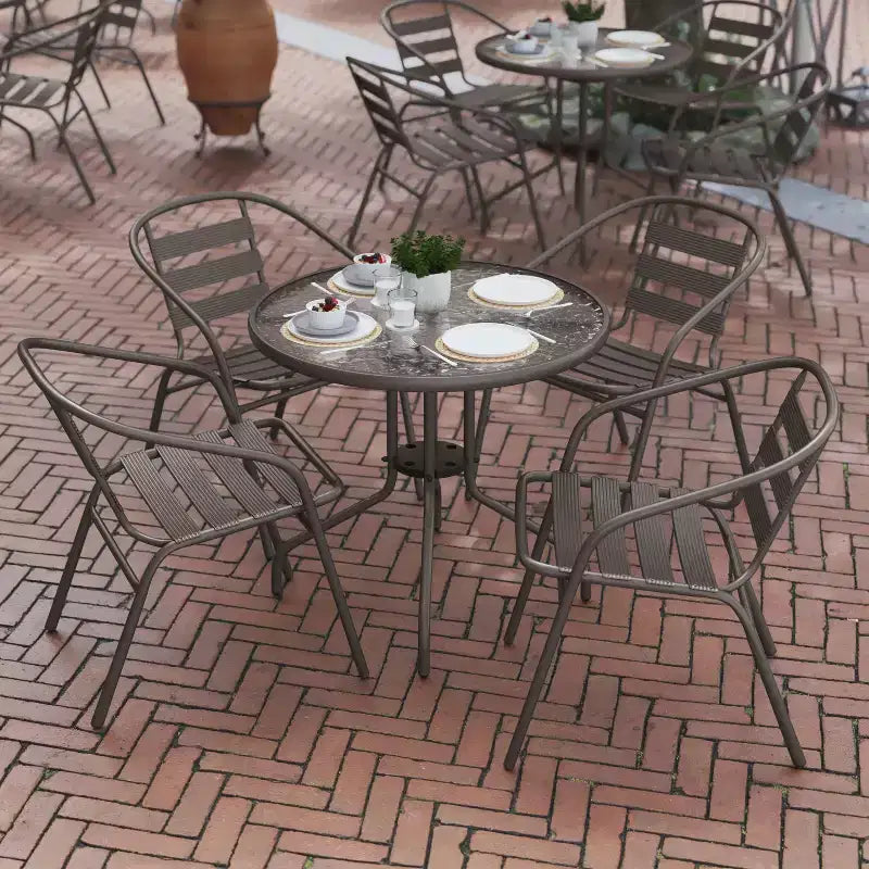 Flash Furniture Lila Ensemble table ronde en verre de 31,5 po avec 4 chaises empilables en aluminium à lattes métalliques