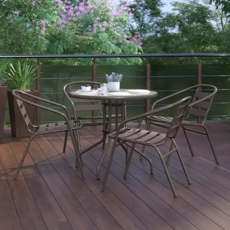 Flash Furniture Lila Ensemble table ronde en verre de 31,5 po avec 4 chaises empilables en aluminium à lattes métalliques