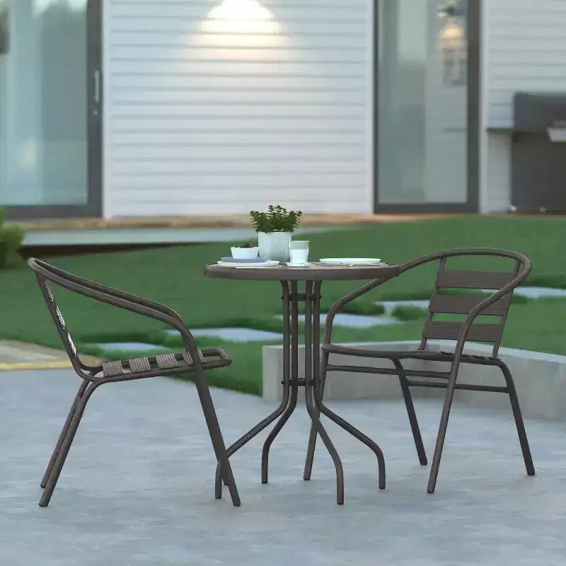 Emma et Oliver Table ronde en verre de 23,75 po avec 2 chaises empilables à lattes en aluminium