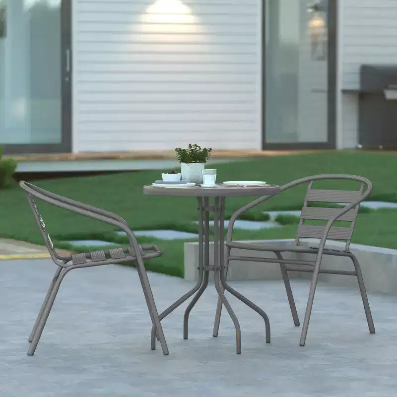 Emma et Oliver Table ronde en verre de 23,75 po avec 2 chaises empilables à lattes en aluminium