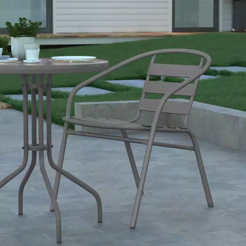 Emma et Oliver Table ronde en verre de 23,75 po avec 2 chaises empilables à lattes en aluminium