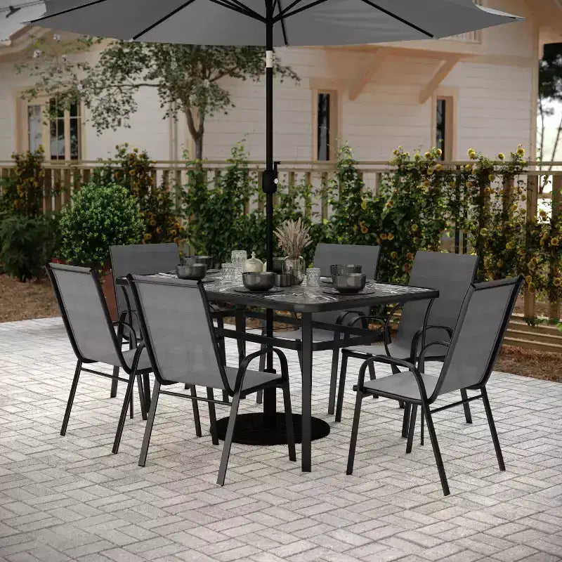 Ensemble de salle à manger de patio commercial Flash Furniture Brazos 7 pièces avec table de patio en verre trempé et 6 chaises avec sièges et dossiers en matériau Flex Comfort