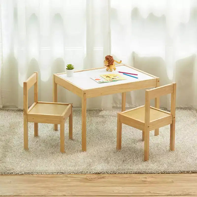 Ensemble de 3 pièces PJ Wood : table et chaises en bois d'hévéa massif avec finition naturelle, bords et coins arrondis, et surface effaçable à sec.