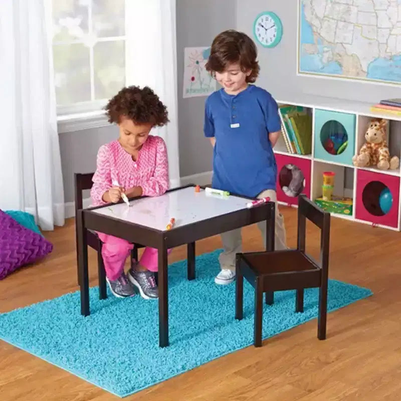 Ensemble de 3 pièces PJ Wood : table et chaises en bois d'hévéa massif avec finition naturelle, bords et coins arrondis, et surface effaçable à sec.